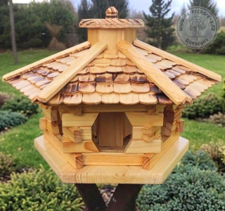 Ptačí krmítko dřevěné - srub velký šestihran 50 x 44 x 32 cm žíhaná střecha